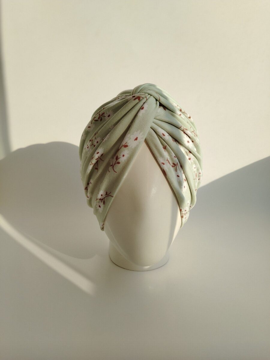 Gorro Turbante Cruzado - mini flores verde agua. - Imagen 2