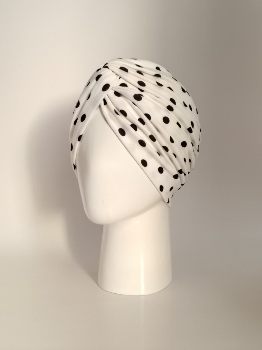 Gorro Turbante Cruzado - polka dot perla con puntos grandes negros.