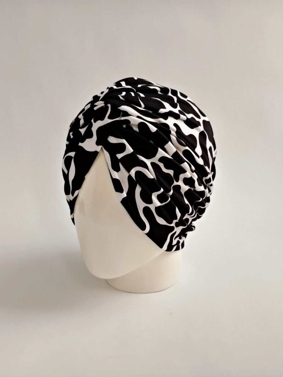 Gorro Turbante Cruzado - Blanco y negro abstracto.