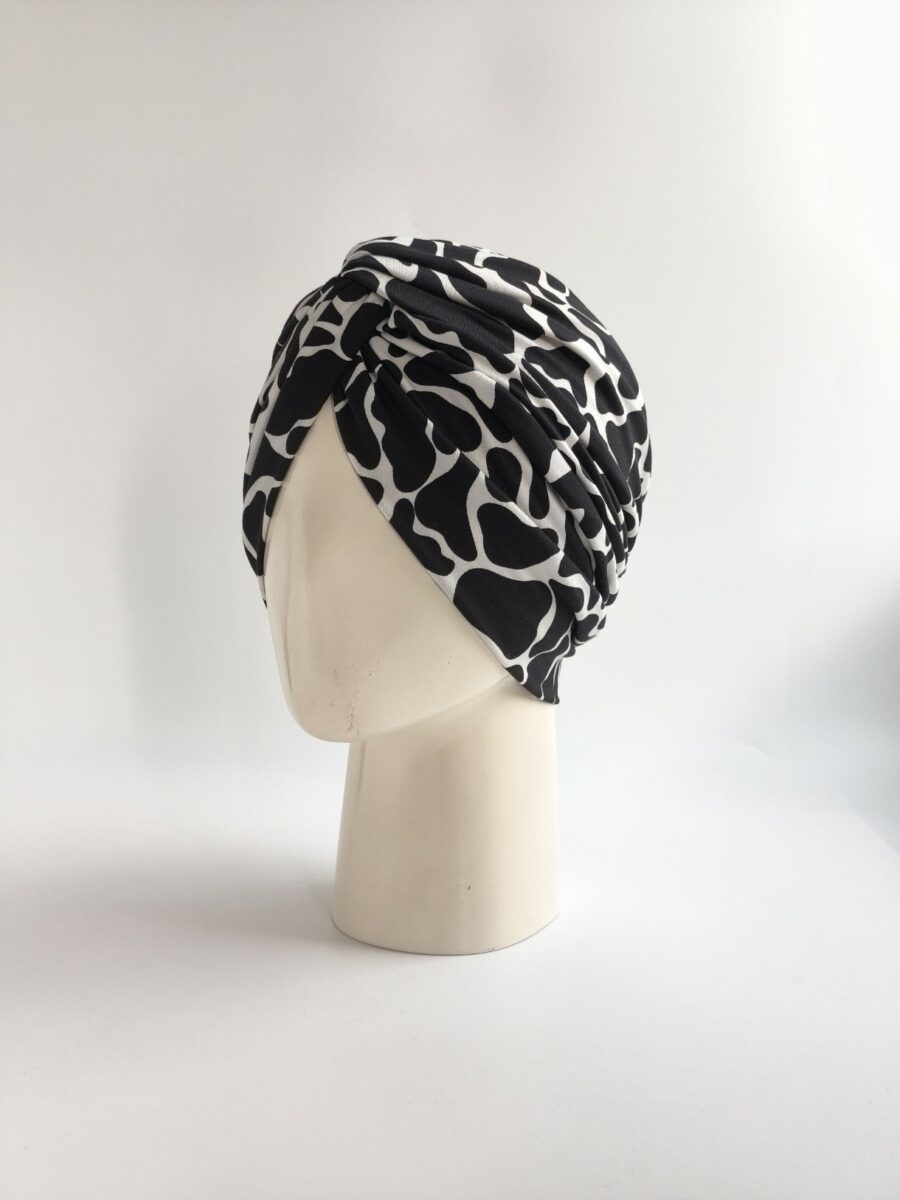 Gorro Turbante Cruzado - Blanco y negro abstracto.