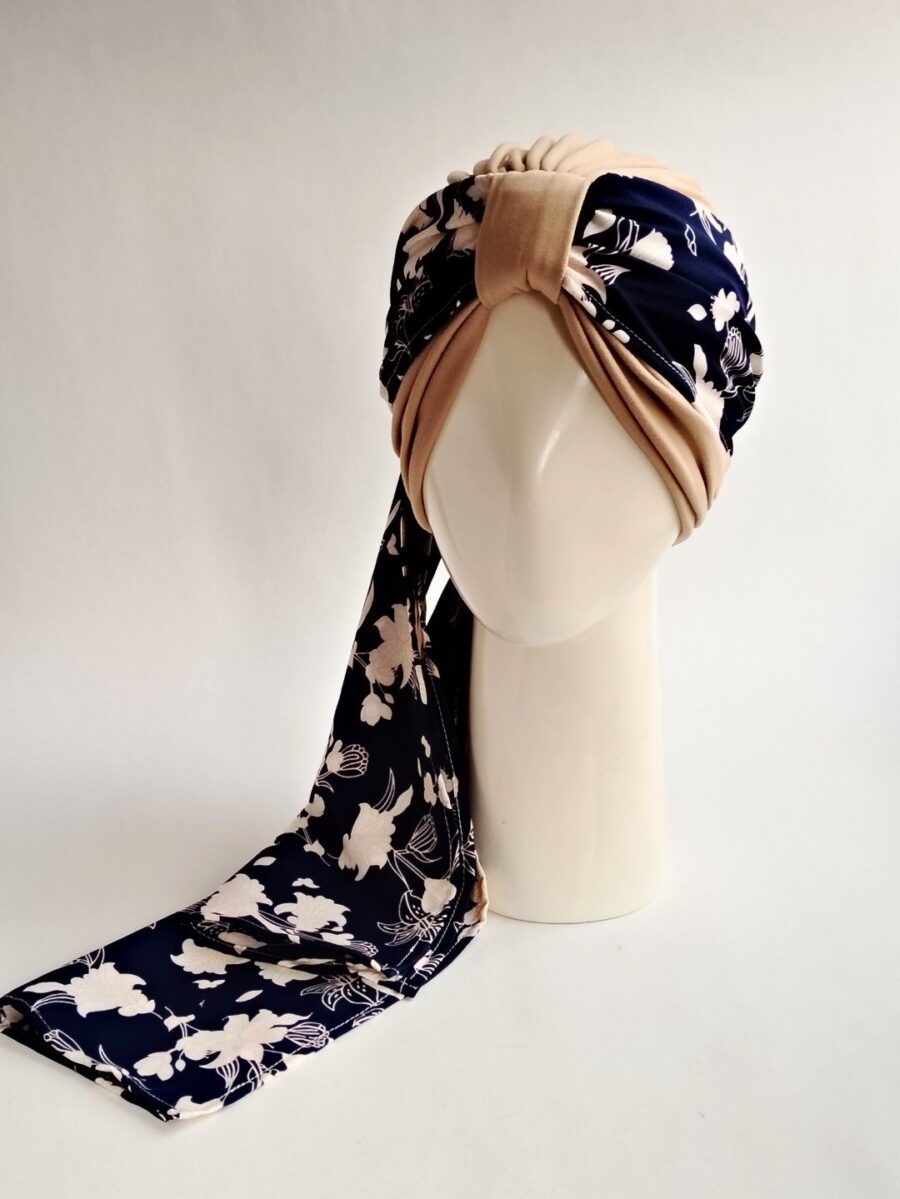 Gorro con pañoleta - Beige con pañoleta floral azul marino.