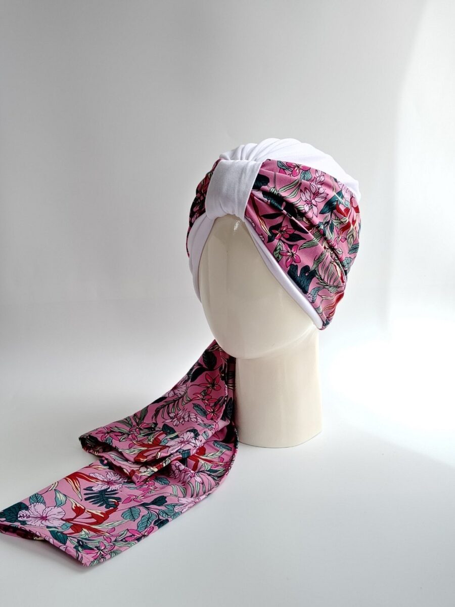 Gorro con pañoleta - Blanco y pañoleta rosada floral.