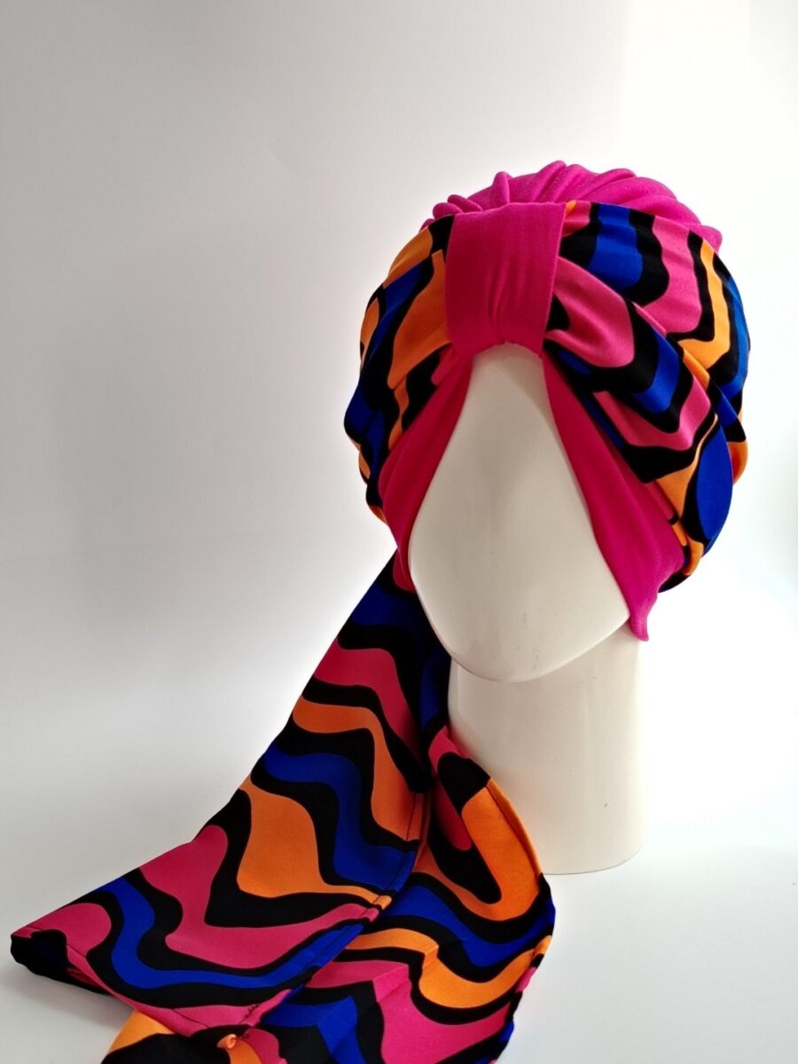 Gorro con pañoleta - Fucsia y pañoleta multicolor.