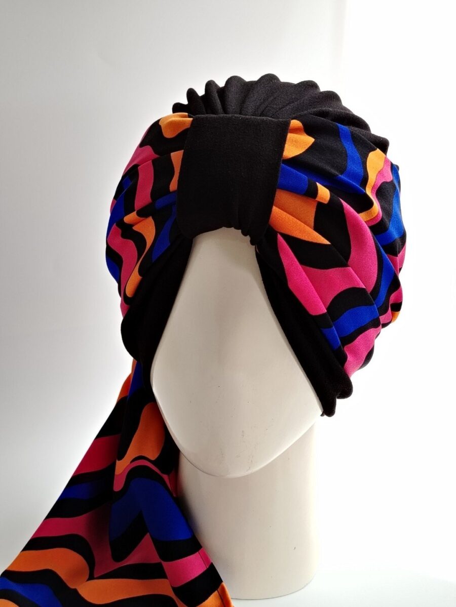 Gorro con pañoleta - Negro y pañoleta multicolor.