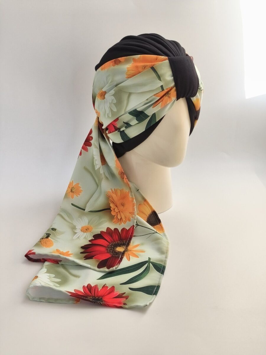 Gorro Turbante con pañoleta - Negro con pañoleta floral multicolor .