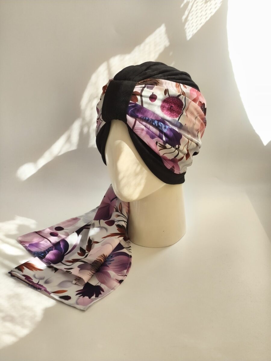 Gorro Turbante con pañoleta - negro con pañoleta floral multicolor.
