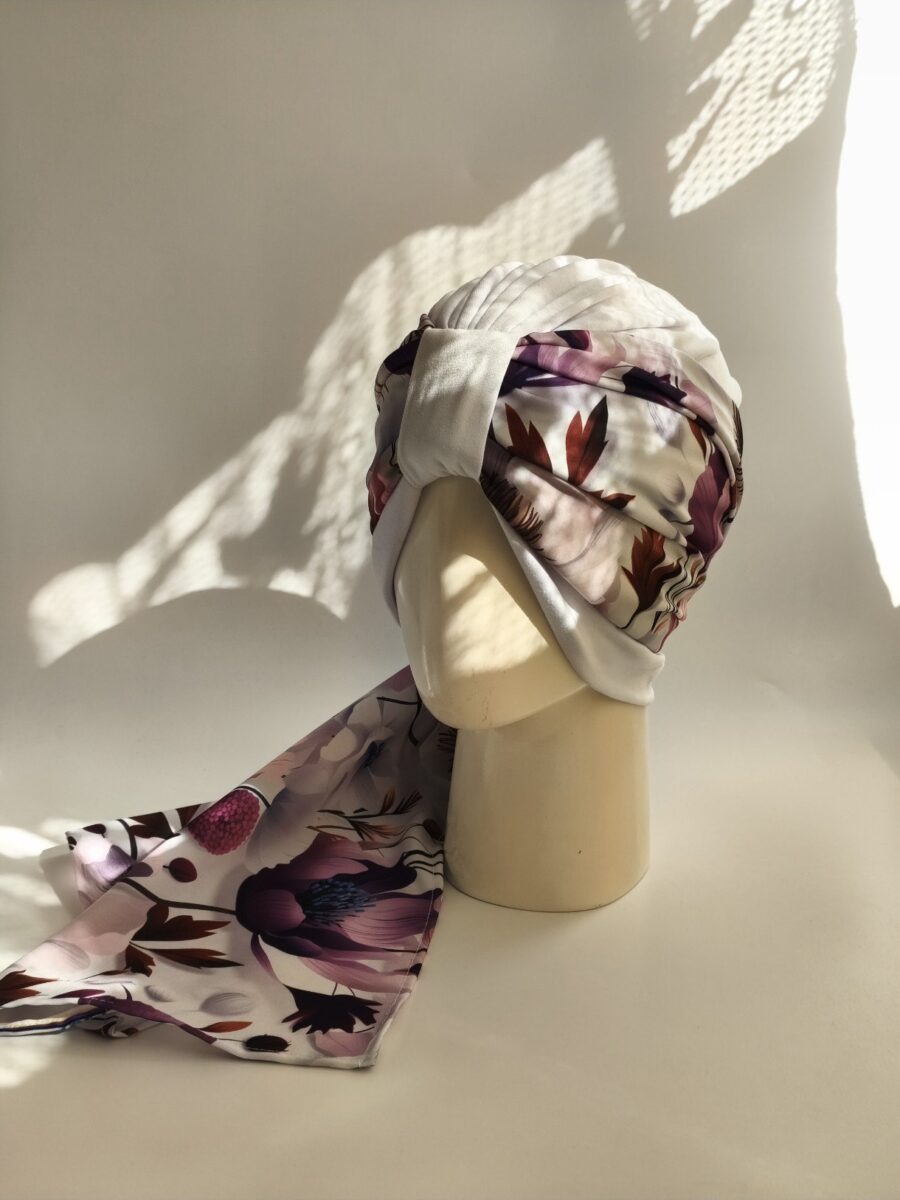 Gorro Turbante con pañoleta - blanco con pañoleta floral multicolor.