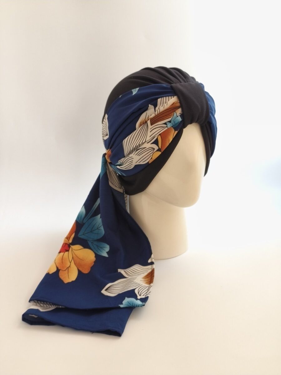 Gorro turbante con pañoleta -Negro con pañoleta floral azul marino .