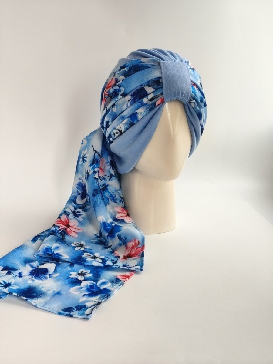 Gorro Turbante con pañoleta - Celeste con pañoleta floral  con flores fucsia y azul .