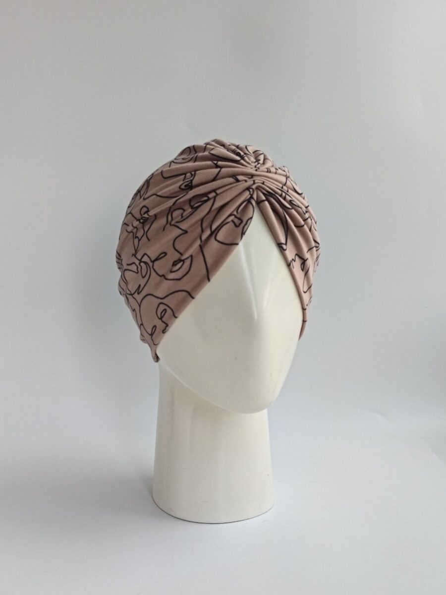 Gorro turbante Fruncido Alma - palo rosa con rostros abstractos.