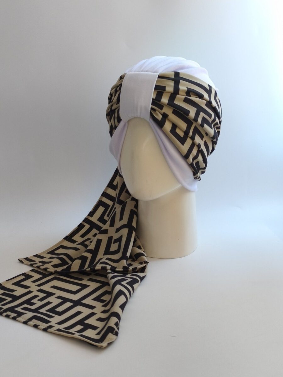 Gorro Turbante con pañoleta - blanco con lineas geométricas negro fondo beige .