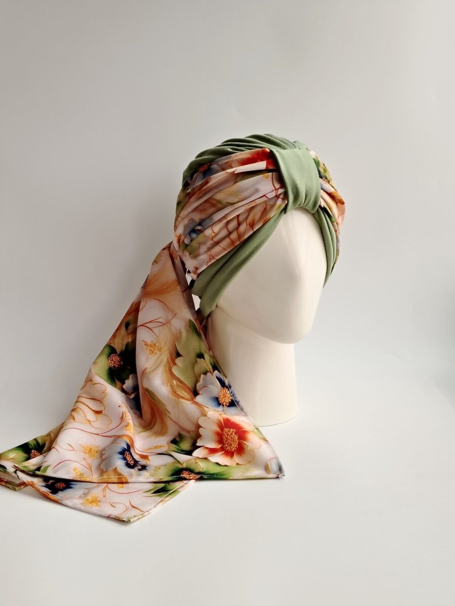 Gorro Turbante con pañoleta - Verde olivo con pañoleta floral verdes y fondo beige .
