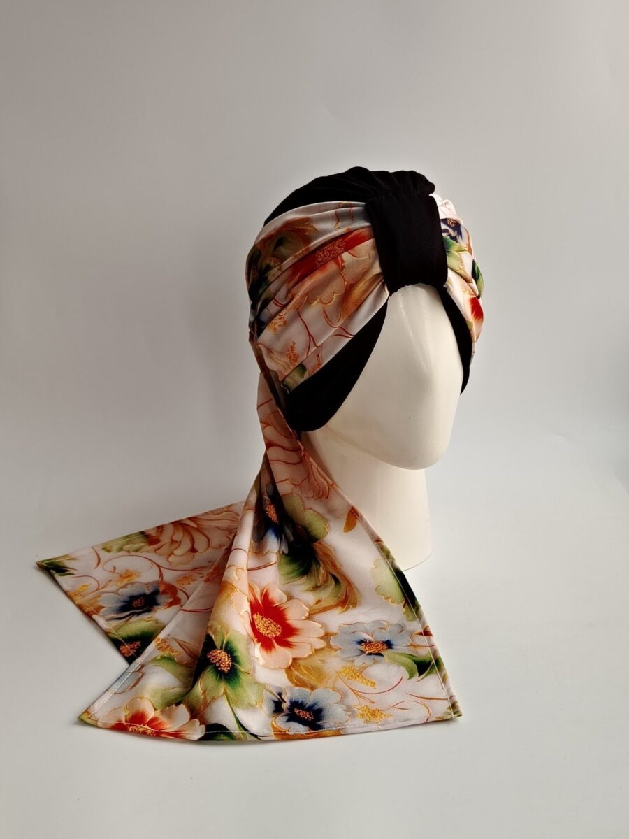 Gorro Turbante con pañoleta - Negro con pañoleta floral beige .