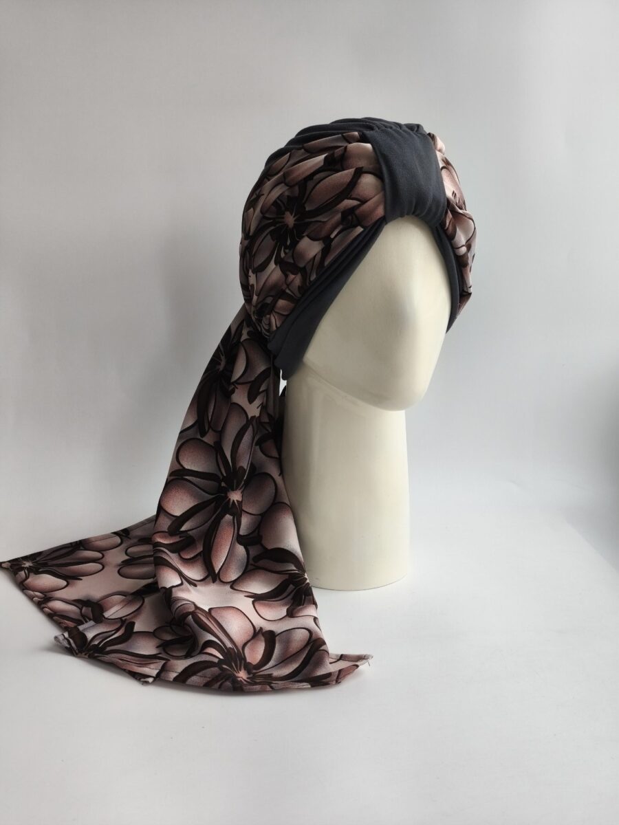 Gorro Turbante con pañoleta - Plomo con pañoleta floral fondo rosa .