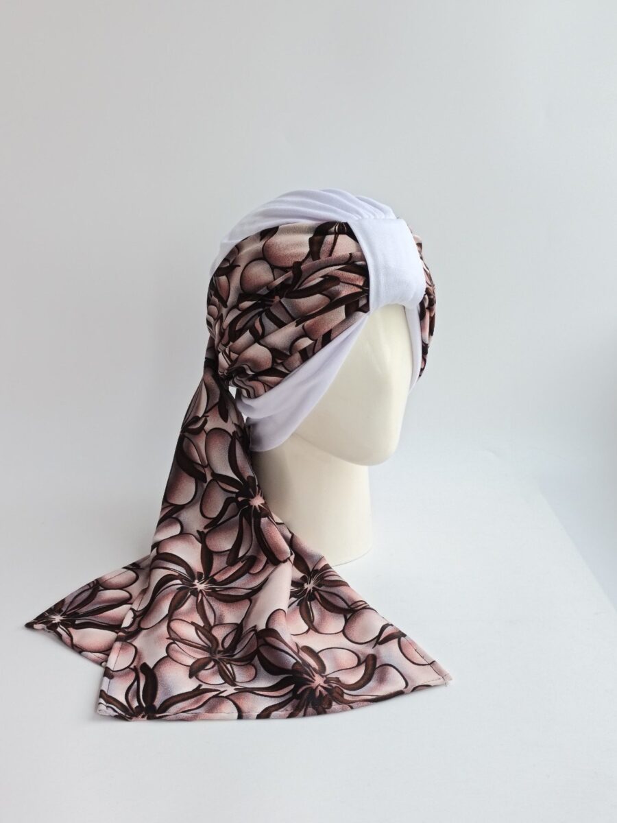 Gorro Turbante con pañoleta - Blanco con pañoleta floral fondo rosa .