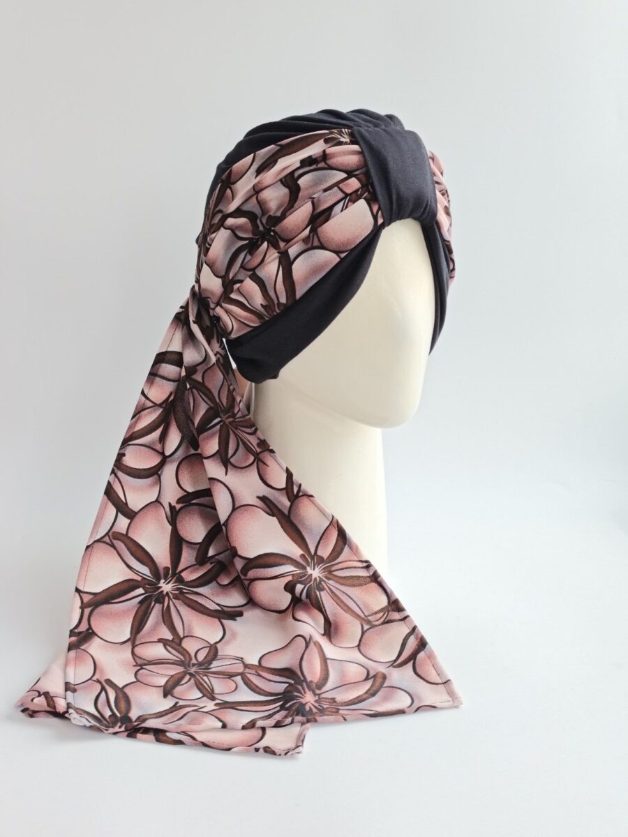 Gorro Turbante con pañoleta - Negro con pañoleta floral fondo rosa.