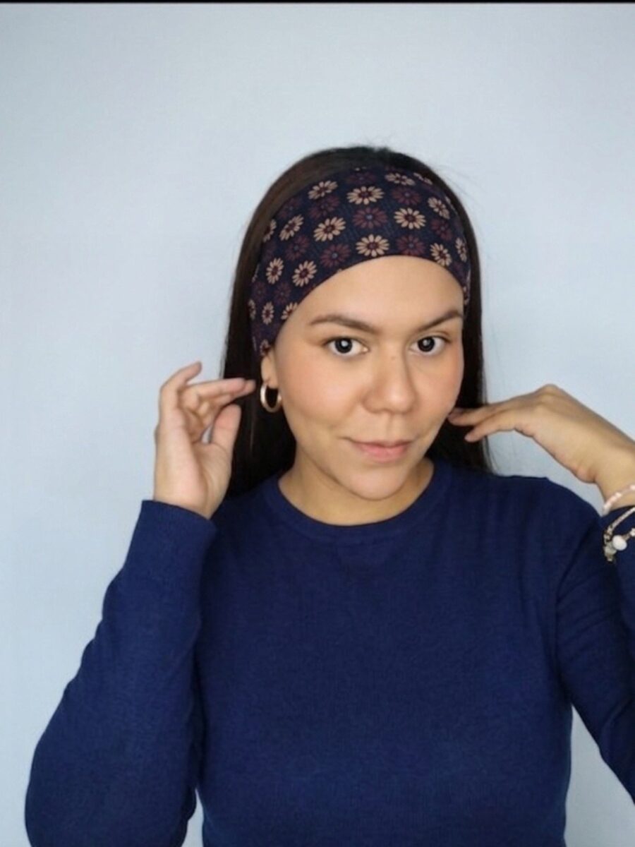 Vincha estilo Discreto Chantal - floral guinda .