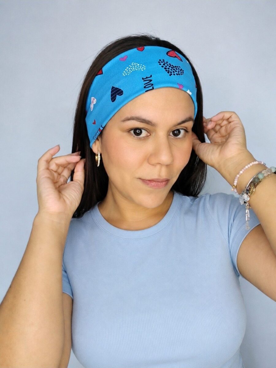 Vincha estilo Discreto Chantal - Azul turquesa y corazones .